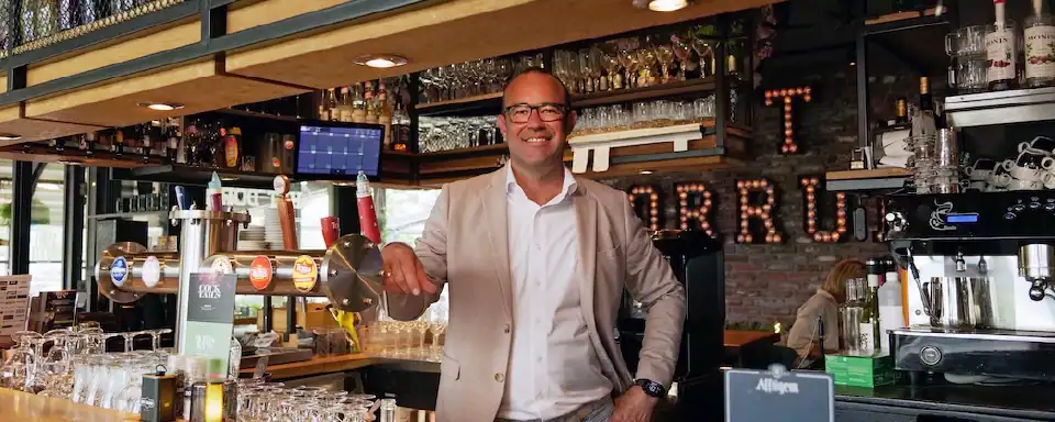 portretfoto Martin Limburg achter de bar
