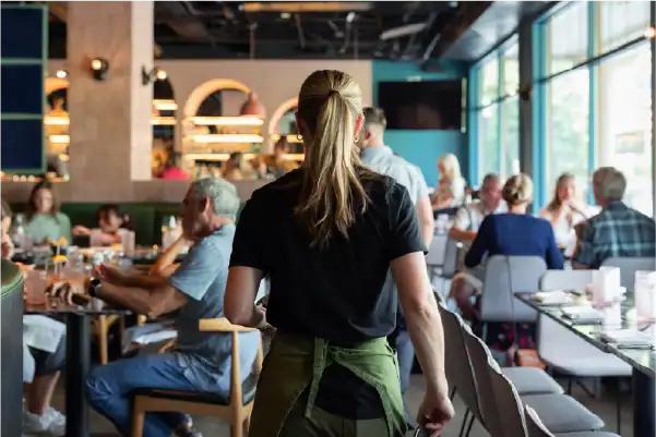 horeca bediening in een restaurant