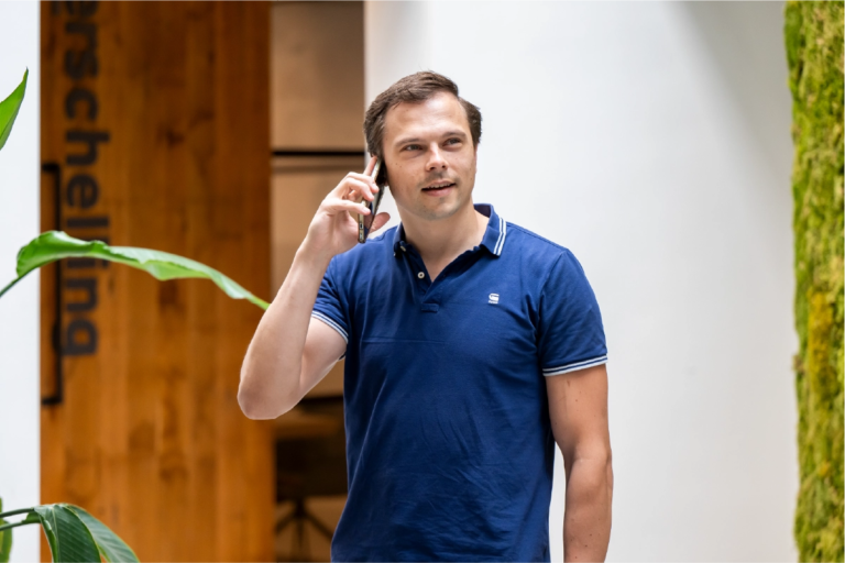 Adnamics collega Sander van den Burg in een telefoongesprek.