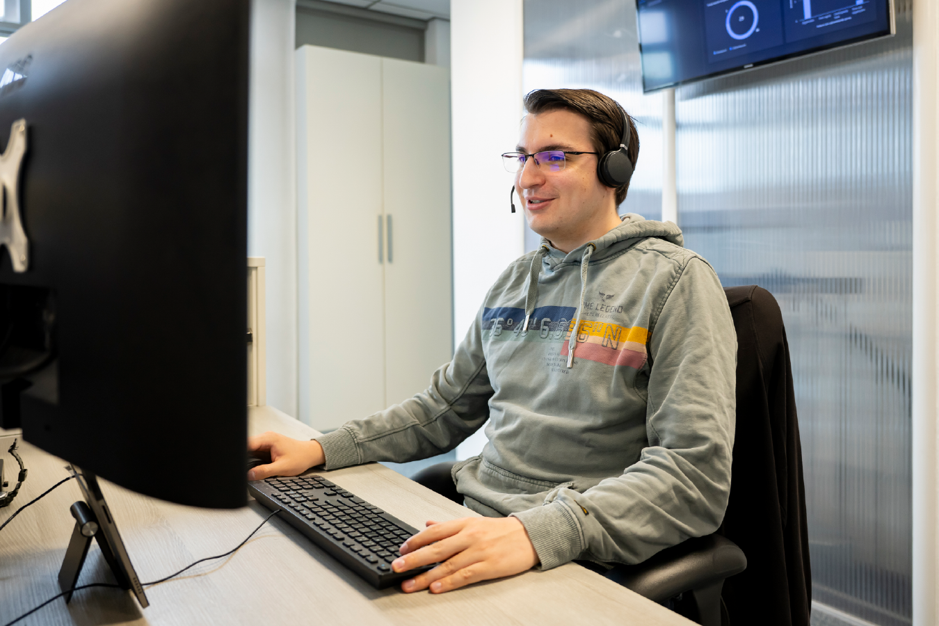 collega bastiaan aan de telefoon