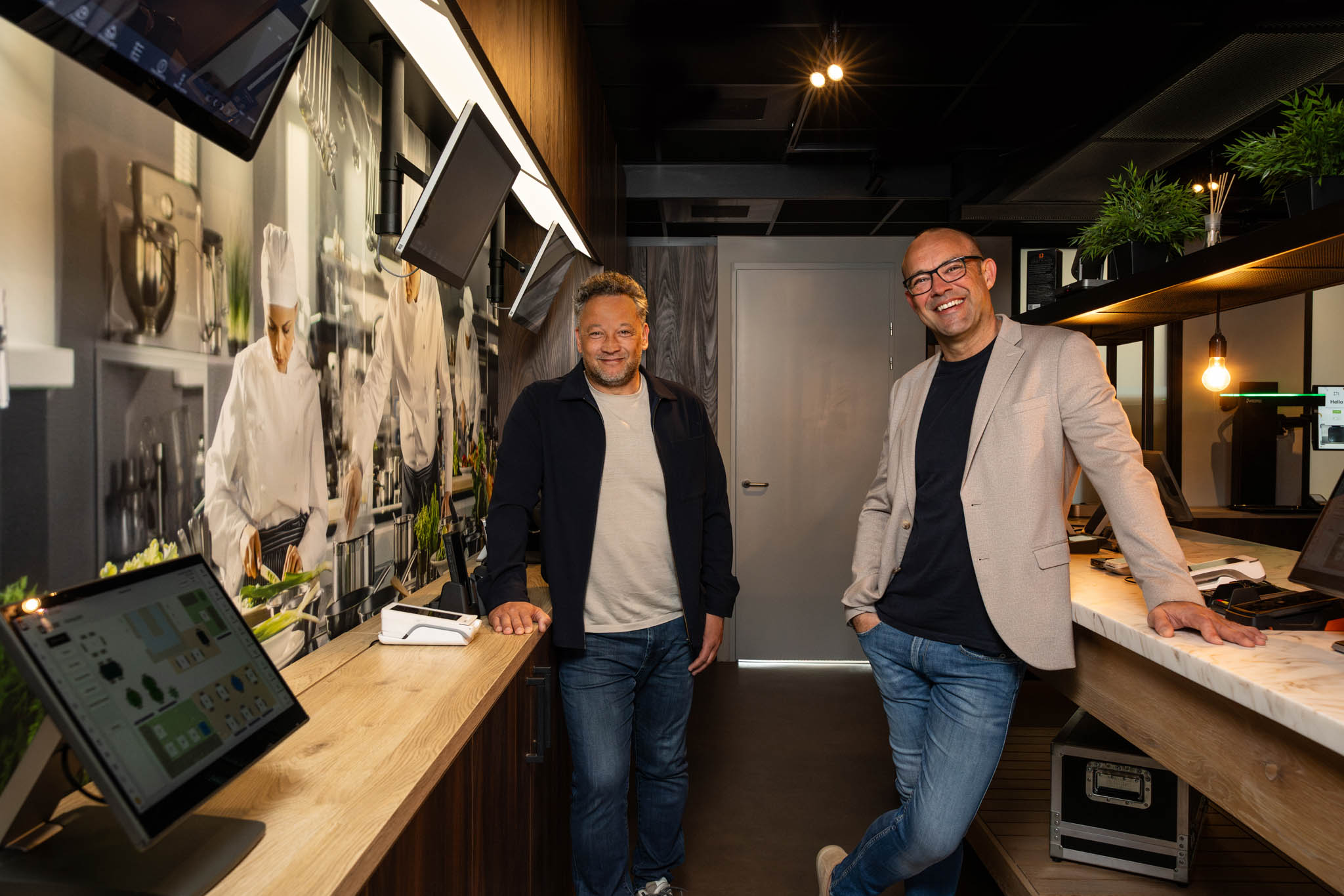 Portret van Owen en Martin in de demoruimte van Adnamics