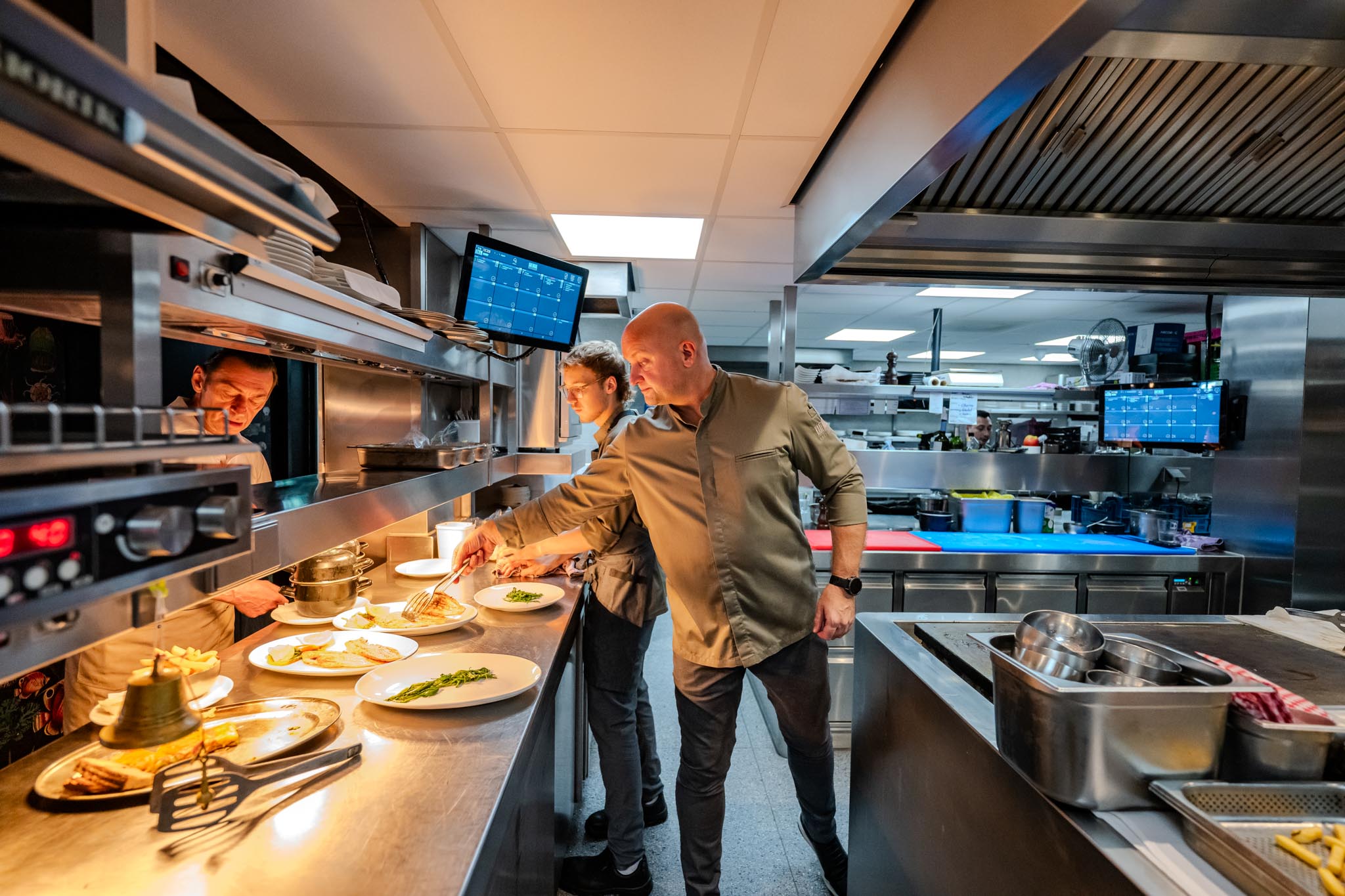 chefkok in de restaurantkeuken van Kaat Mossel in Rotterdam
