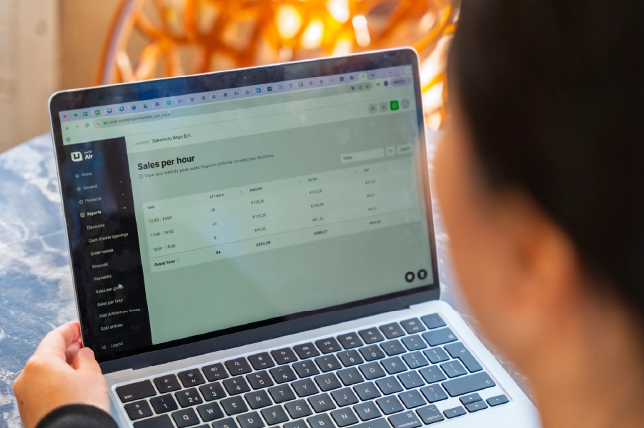 untill air backoffice op laptop